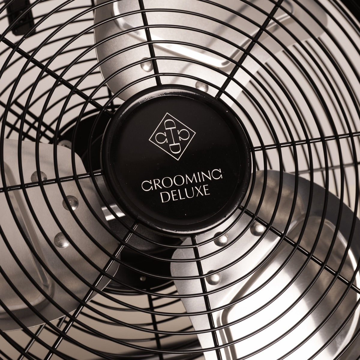 Grooming Deluxe Wireless Fan with Battery & Charger