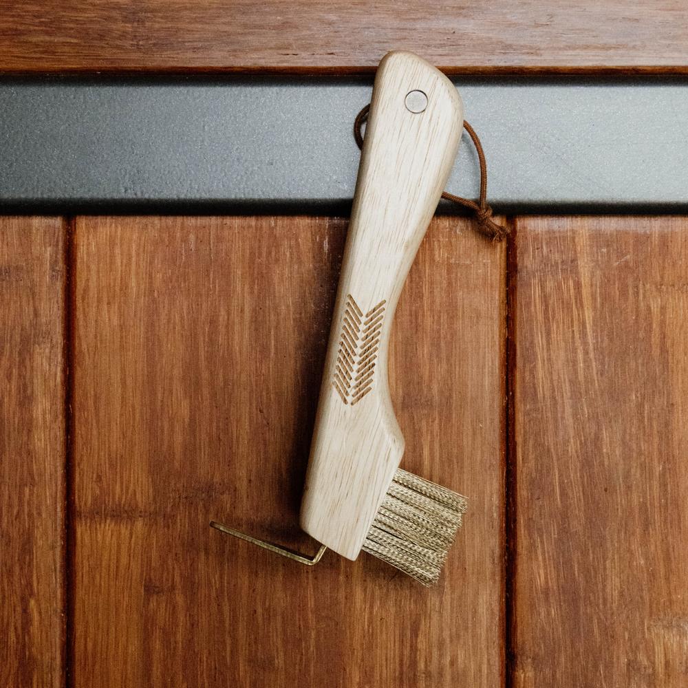 Grooming Deluxe Hoof Pick With Metal Bristle & Magnet