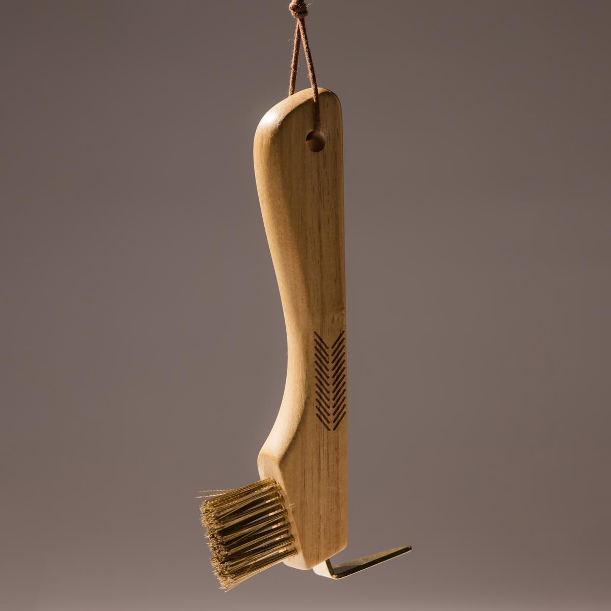 Grooming Deluxe Hoof Pick with metal bristles