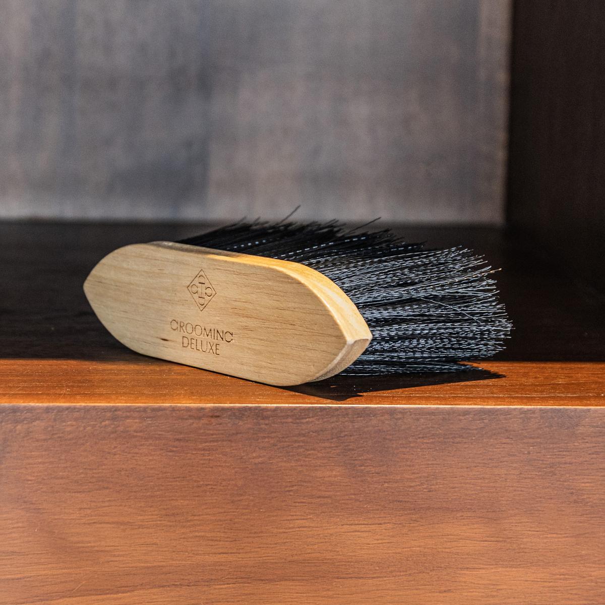 Grooming Deluxe Wooden Classic Brush long soft