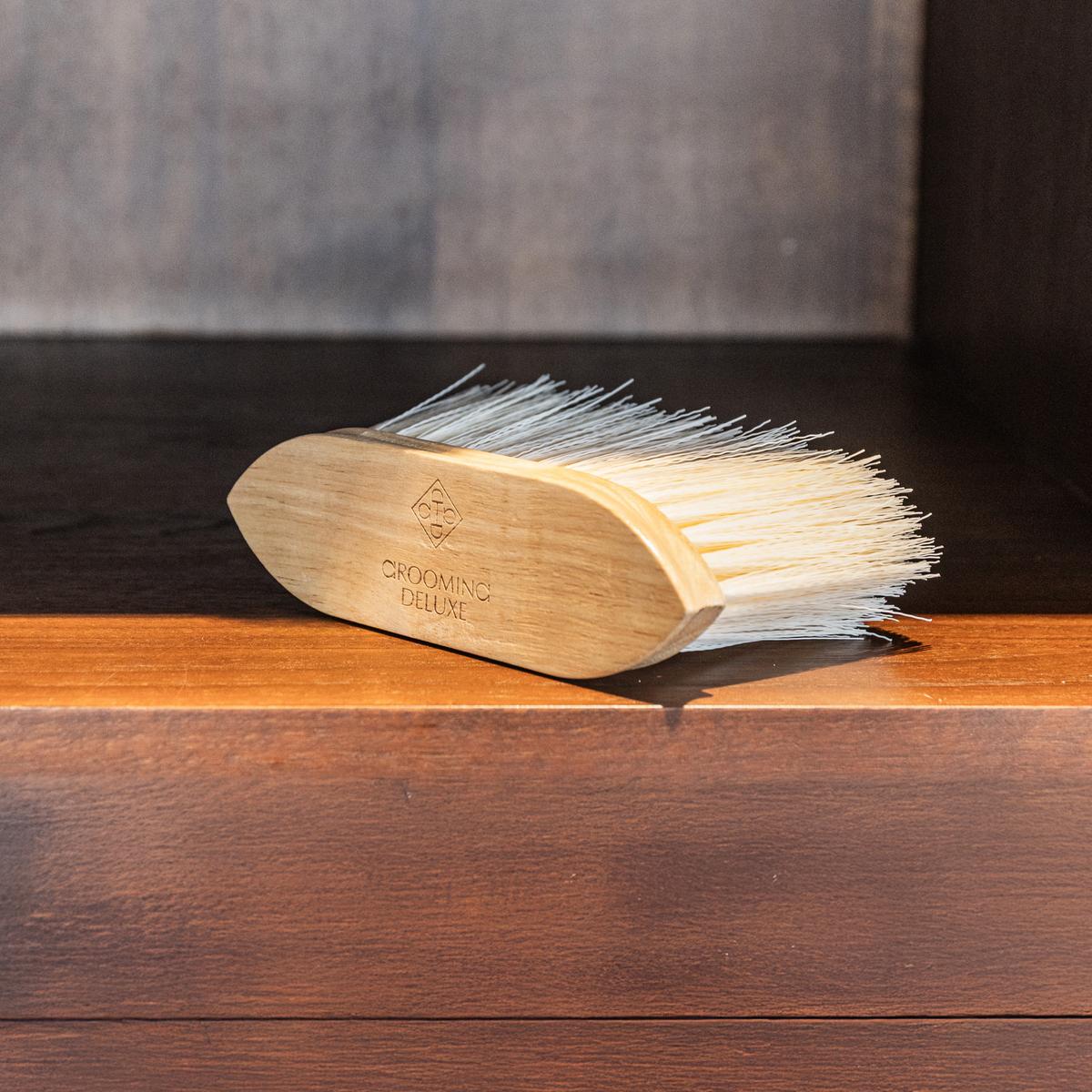 Grooming Deluxe Wooden Classic Brush long soft
