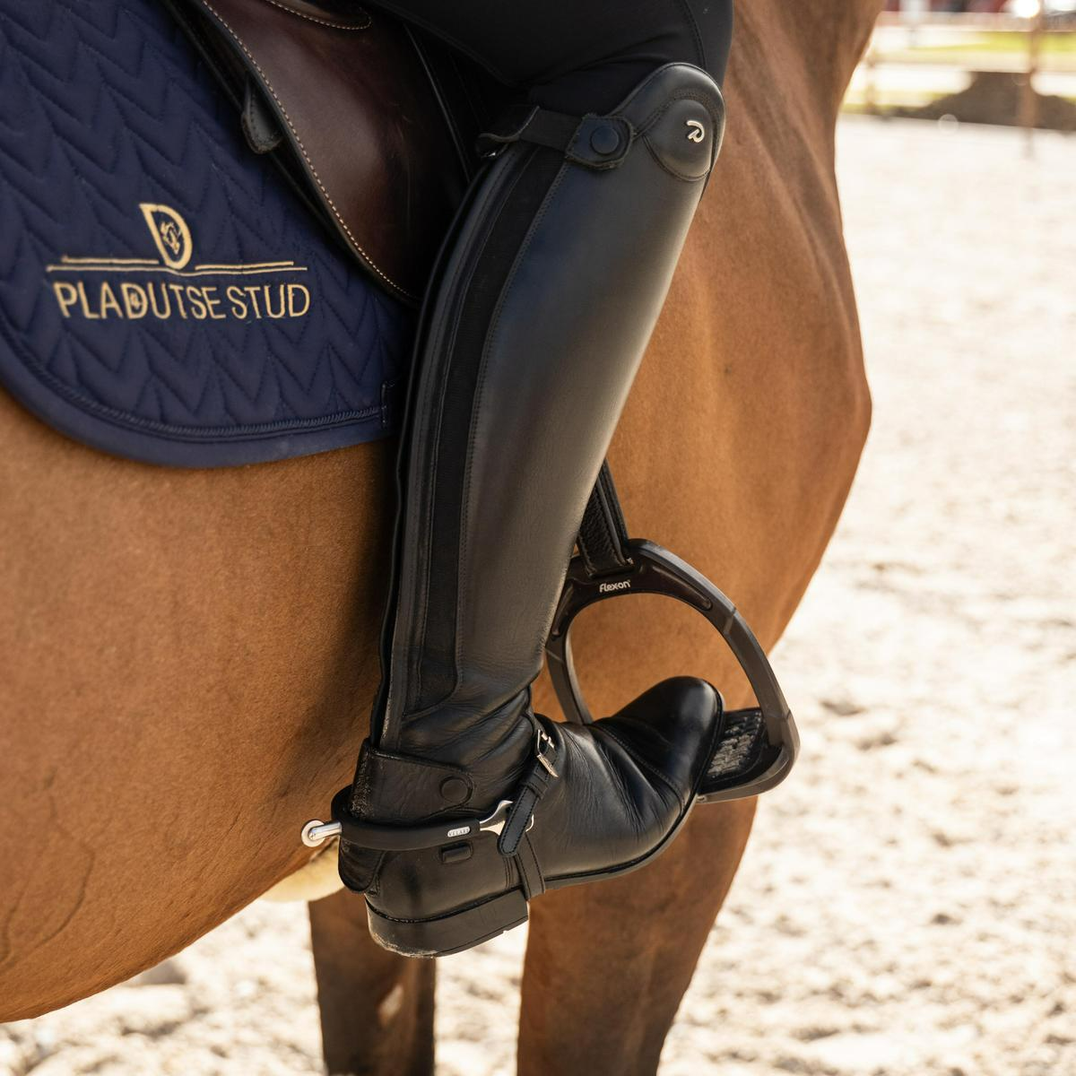 Velari Spurs Stainless Steel with Rubber Medium Wheel Rowell